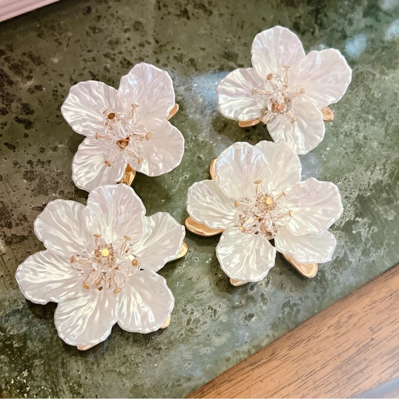 Pearly flower crystal dangle 3” earrings pearl gold plated - Picture 2 of 6